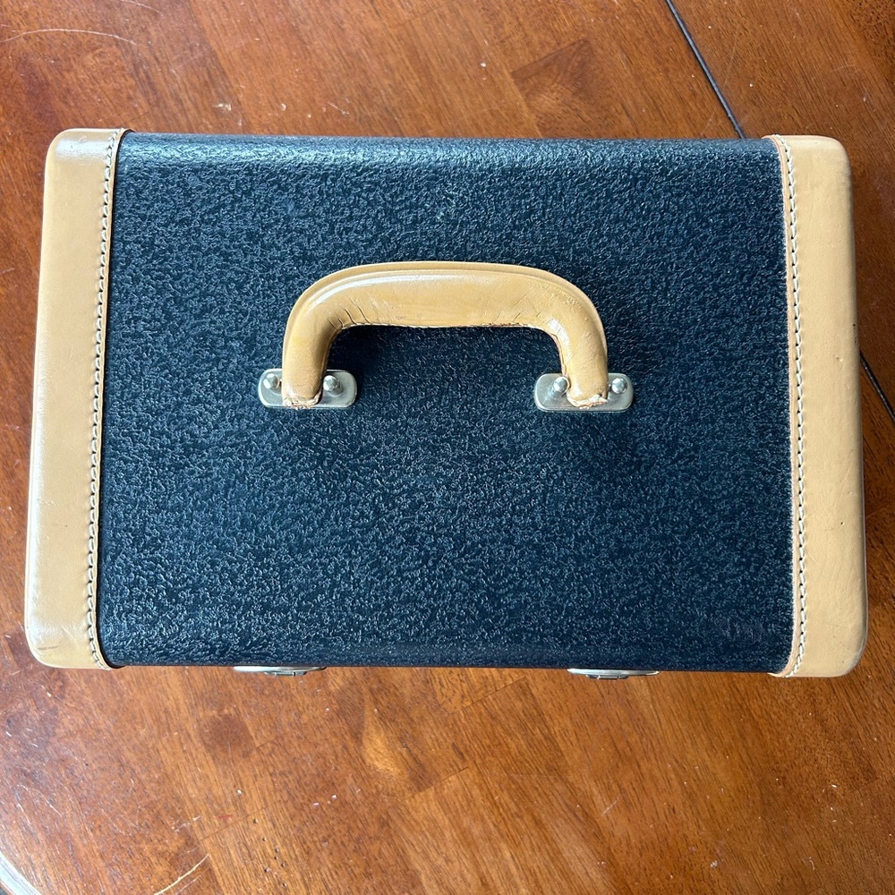 VINTAGE McBrine Cosmetics Train Case Luggage EUC - Picture 2 of 16